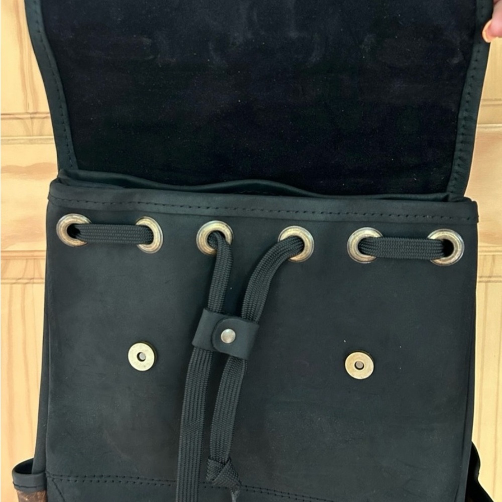 NWOT MODERN RUGGED LEATHER BAG BACKPACK - Picture 4 of 6